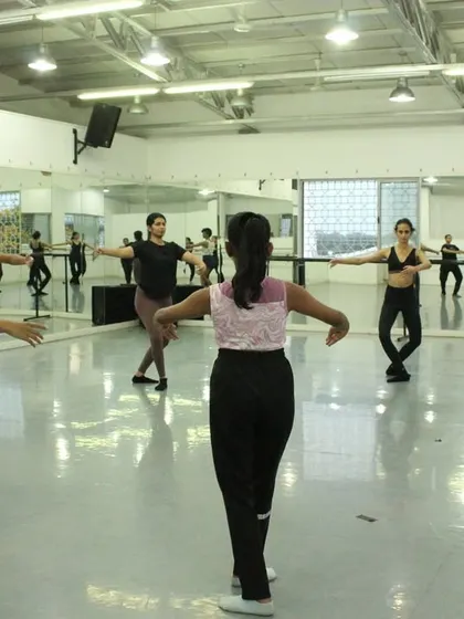 A full view of our contemporary class, where dancers of different levels learn together. This mixed environment fosters mentorship and shared growth.