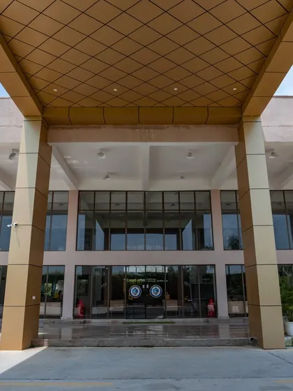 The main entrance at Konark Academy is defined by its scale and transparency. The towering porch, supported by pillars clad in Aluminium Composite Panels, leads to a full-height glass facade that invites the community inside.
