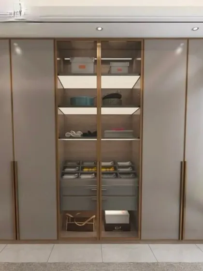 This wardrobe design focuses on organization. The central glass doors reveal neatly arranged shelves and drawers, making it easy to find what you need.