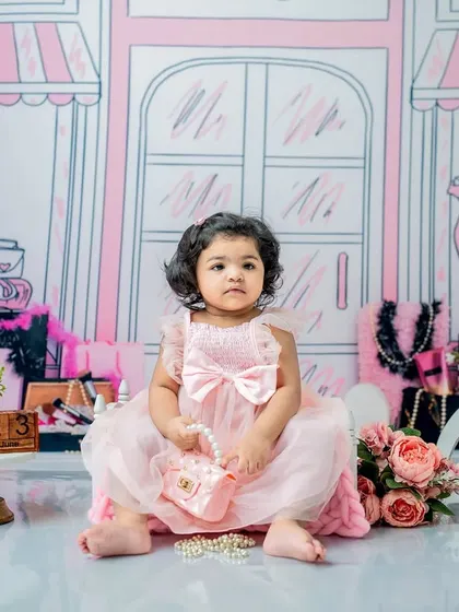 Holding a pearl-handled purse, this little fashionista is the star of her shoot. These pre-cake smash portraits are perfect for birthday invitations.