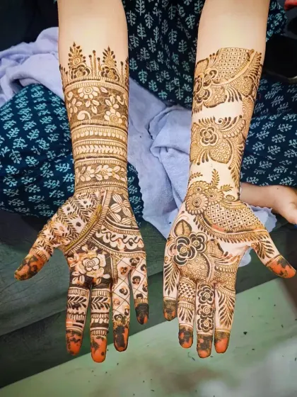 A lovely bridal design with a mix of floral bands and paisley art. The fingertips are left partially open for a slightly different look.