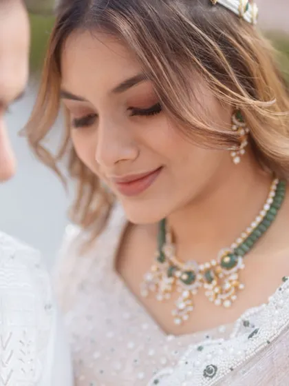 A close-up of the bride's soft and natural Mayra look.