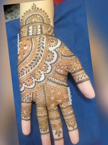 A classic Arabic-style design. The pattern is focused on one side of the hand, creating a beautiful and elegant flow.
