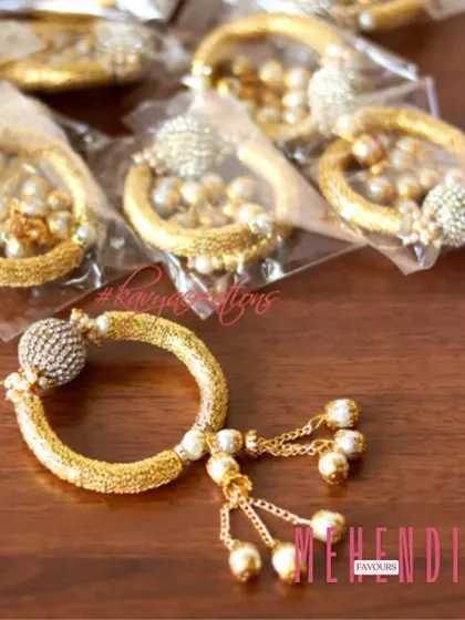 These gota patti bangles with pearl and stone details are a wonderful favour for a Mehendi or Sangeet. They come pre-packaged and ready to gift to your lovely guests.