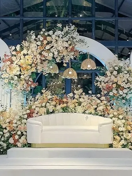 A closer look at the stunning glasshouse stage, highlighting the mix of white and blush flowers.