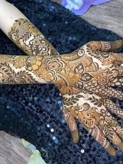 A full-coverage design with a beautiful mix of floral and leaf patterns, perfect for a bride or for a grand celebration.