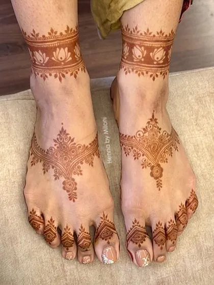 A simple and elegant design for the feet, with a delicate chain-like pattern and a simple ankle band.
