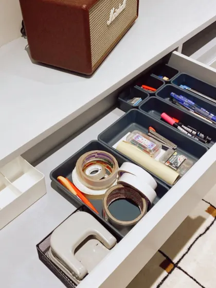A beautifully organized stationery drawer. Using small, modular trays keeps pens, tapes, and other supplies separate and easy to find.