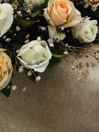The texture of the glittery gold table runner underneath the fresh flowers adds a touch of sparkle.