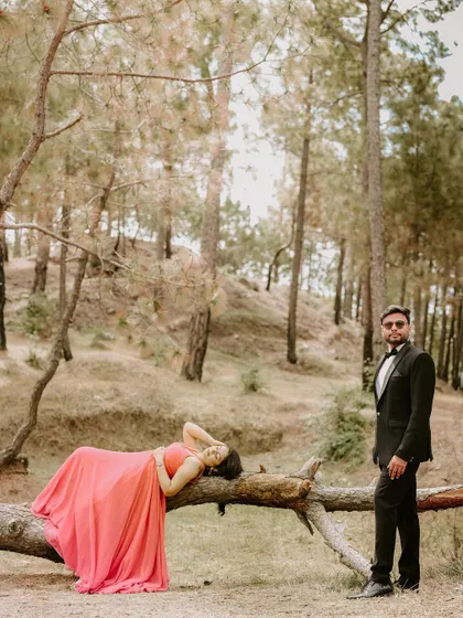A creative and relaxed portrait in the heart of the forest. This artistic composition showcases a different, more contemplative side of a couple's pre-wedding story.