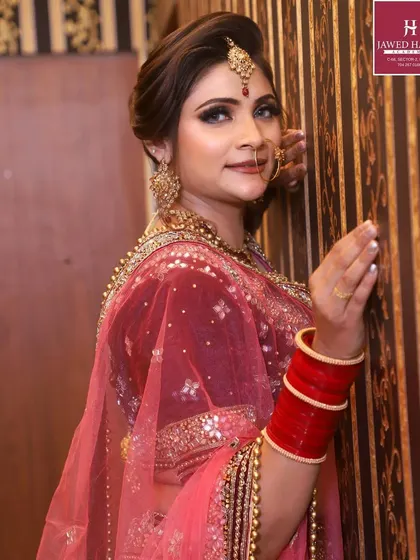 A close-up portrait of the bride, highlighting the elegant makeup and hairstyling from the masterclass.