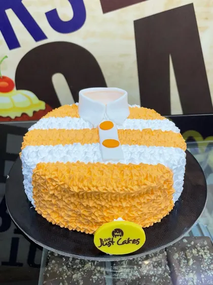 A 1kg cake designed to look like a simple striped shirt.