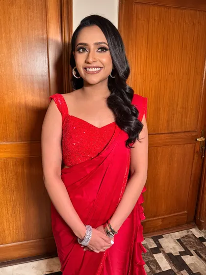 A happy smile from this bride-to-be. Her makeup is festive and bright, perfect for celebrating Diwali with friends and family.