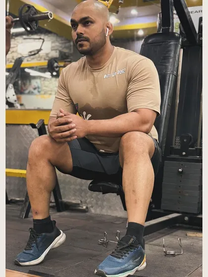 Sitting on a bench, focused and ready for the next set. Mental preparation is as important as physical readiness.