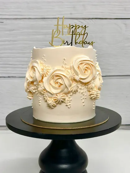 Who says less can’t be more? This cream swirl beauty with delicate piped roses proves that elegance comes in all sizes and is perfect for a sophisticated birthday celebration.