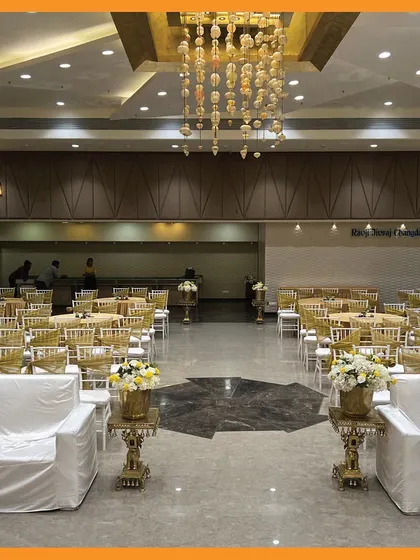 A view of the banquet hall from the main stage. I focus on creating a cohesive look throughout the venue, from the entrance to the seating and stage.