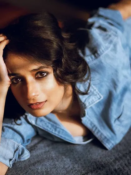 This casual, 'girl next door' look features a softly smudged eyeliner and clean skin. It shows that even a simple makeup application can look beautiful and put-together for a daytime event or photoshoot.