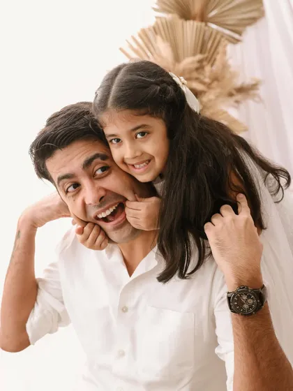 A piggyback ride full of laughter. This photo captures the playful and fun-loving relationship between a father and his daughter, a memory of pure joy.