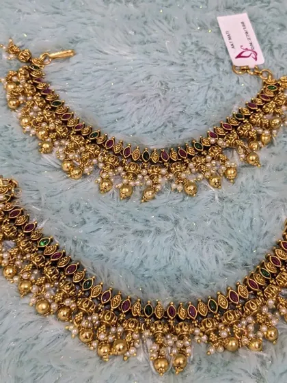 A pair of beautiful kemp-stone ear chains with pearl and gold bead drops.
