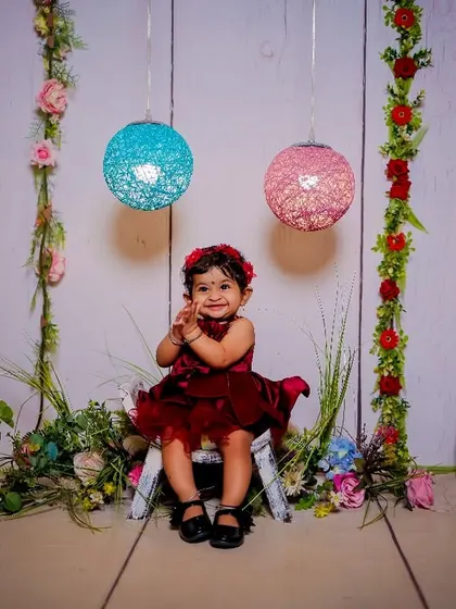 Explore our various floral and elegant setups. These sets feature props like swings, ornate chairs, and pearl decorations, all surrounded by beautiful flowers for a timeless and pretty photoshoot.