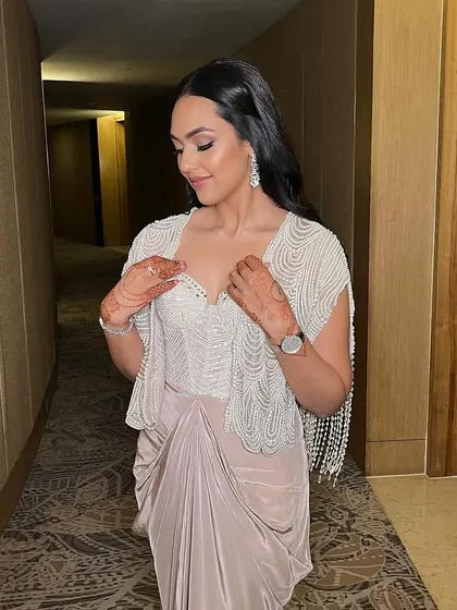 Eyes that mesmerise, skin that shines like a pearl, and a glossy pink pout. This look for Pooja is all about serving elegance with a side of edge, perfect for a cocktail or reception party.