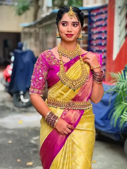 This model showcases a heavy antique bridal set, featuring a wide choker and a grand haaram, perfect for a majestic look.