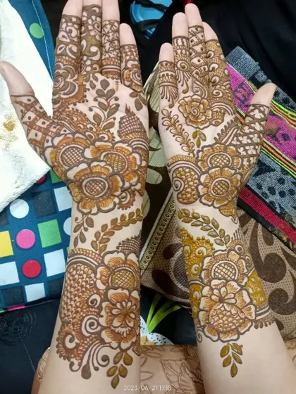 This design has a beautiful, organic feel, with leafy vines and flowers flowing up the arms. It's a softer, more romantic take on the traditional bridal henna.