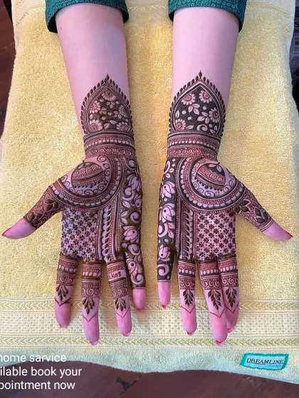 A clean and elegant design with a focus on paisley and floral motifs. The dark fingertips provide a classic contrast. Home service is available for your convenience.
