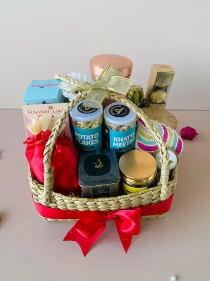 This premium Kauna basket is overflowing with festive treats, including potato flakes, khatta meetha mix, and other snacks, making it a foodie's delight.