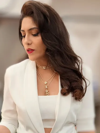 This client looks effortlessly glamorous in her white blazer and red lipstick. It's a modern and powerful look for any wedding event.