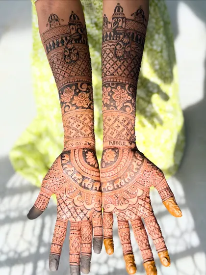 This design showcases a beautiful symmetry, with matching patterns on both hands. The sunlight brings out the fresh, dark lines of the organic henna.