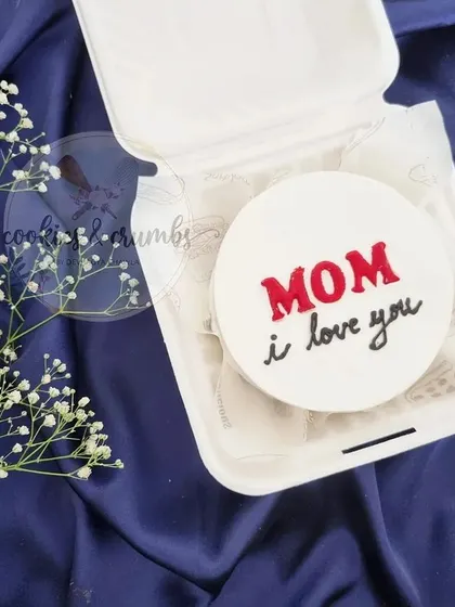 Sometimes the simplest message is the most powerful. This minimalist bento cake for Mother's Day says it all with a simple "MOM I love you" in bold red.