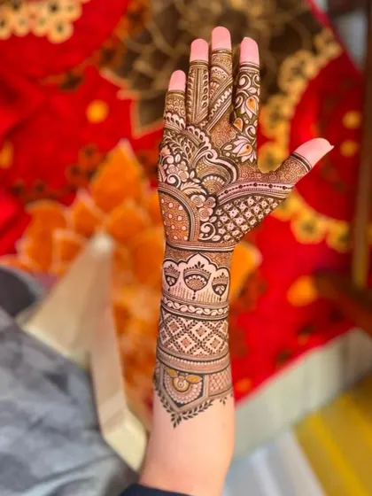 An elegant design for an engagement or guest, with lighter patterns on the arm.