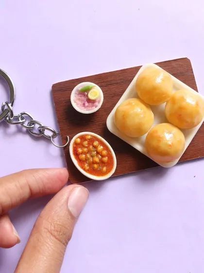 A miniature chole bhature keychain, a perfect representation of the popular North Indian dish.