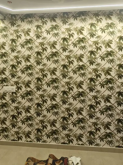 This wallpaper features a trellis pattern overlaid with climbing leaves, creating a structured yet natural look. The design adds a sense of order and elegance to the room.