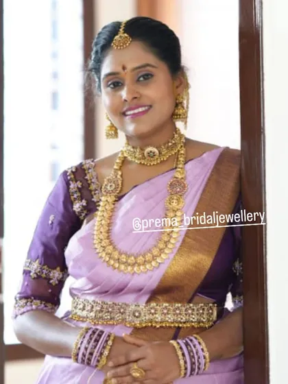This bride looks elegant in a classic Kasu Maalai (coin necklace) set, paired with a matching choker and vaddanam.