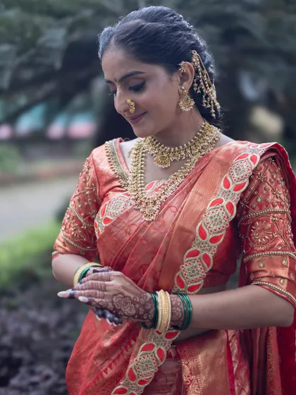 A closer look at the details of the orange Nauvari, from the texture of the silk to the design of the jewellery.