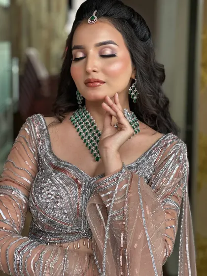 A soft and dreamy look with a focus on glowing skin and a subtle pink eyeshadow, created in Pro Batch 20.