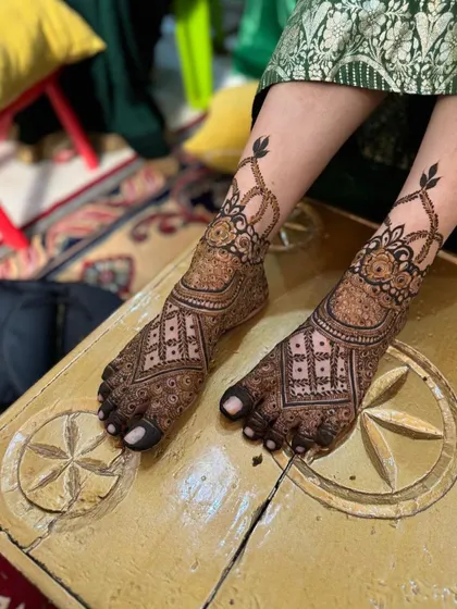 Here are more examples of my bridal foot mehendi. I can create matching designs for both feet or unique, complementary patterns, all tailored to your preference for your wedding day.