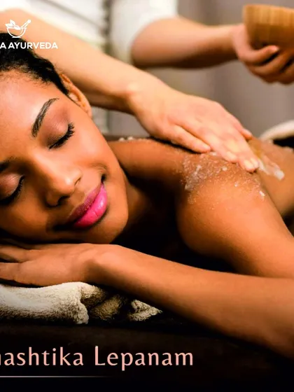 This image shows the application of Shashtika Lepanam, a deeply relaxing and nourishing body treatment. It is excellent for hydrating the skin and promoting a healthy glow, especially during dry seasons.