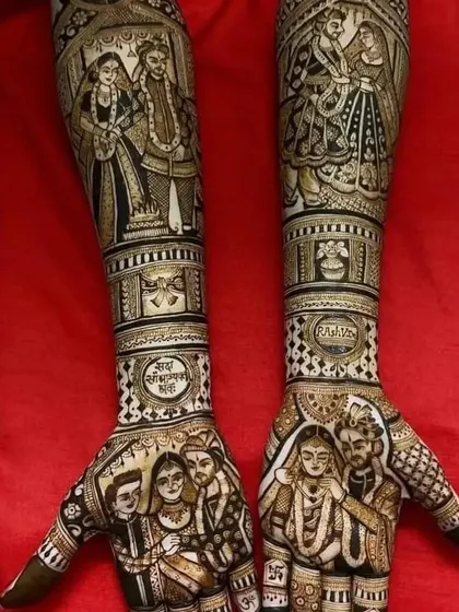 This design tells a complete family story, with portraits of the couple on their wedding day and with their family members.