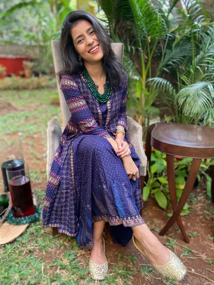 For a more traditional Rakhi look, this indigo printed jacket set is perfect. Paired with classic juttis and an emerald necklace, it's an elegant and timeless choice for the festival.