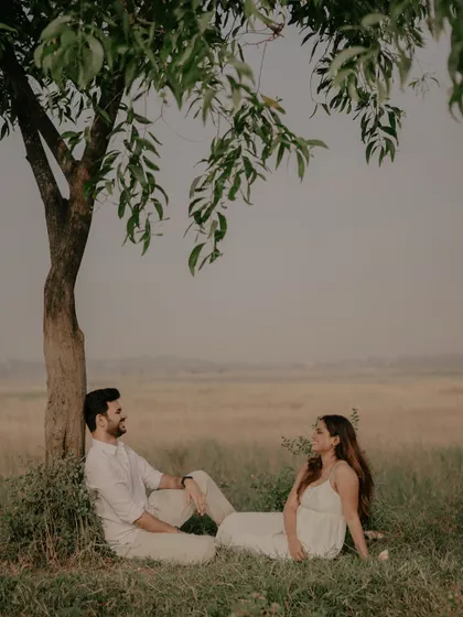 A quiet, romantic portrait in a serene natural field. I seek out beautiful, calm settings for outdoor pre-wedding photography, using natural light to create soft and timeless images.