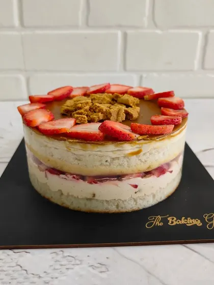 A Strawberry Biscoff cake, combining the crunch of Biscoff cookies with the sweetness of fresh strawberries. A unique and delicious layered cake.