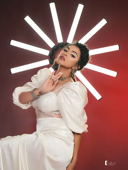 This editorial-style shot shows how to use lighting and posing to create a high-impact image.