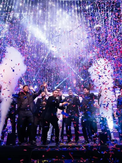 Let the celebrations explode! A high-energy Sangeet night where the couple and their loved ones are the stars of a spectacular show, complete with confetti, lights, and non-stop dancing. 💃