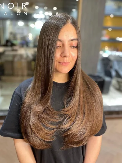 Beautiful, rich chestnut hues. This long, layered cut is enhanced by a stunning global colour that is both natural and eye-catching.
