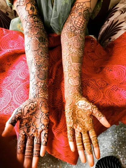 A beautiful bridal design with personalized names in Arabic script. The rest of the design is a mix of floral and geometric patterns.