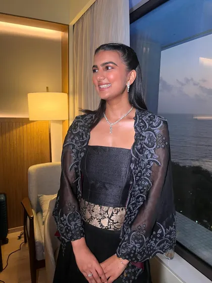 This non-bridal look is perfect for family gatherings or parties. It's all about looking polished with minimal product, featuring no lashes and no lenses for ultimate comfort.