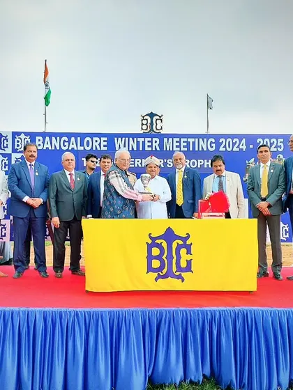 Hon'ble Governor Shri. Thaawar Chand Gehlot presents The Governor's Trophy to the owners of Gold Empire.